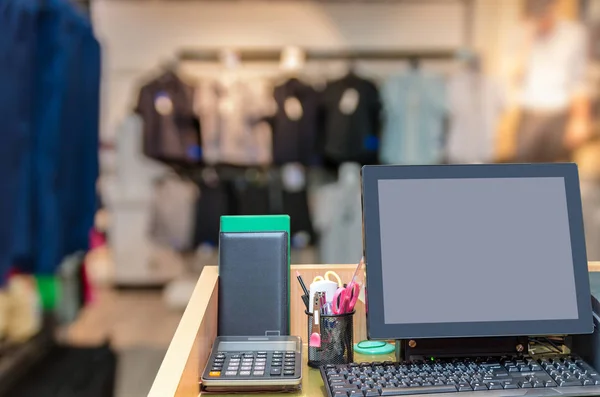 Cashier operating at the cash desk — Stock Photo, Image