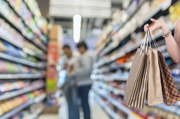 Sosteniendo bolsas de compras a mano — Foto de Stock