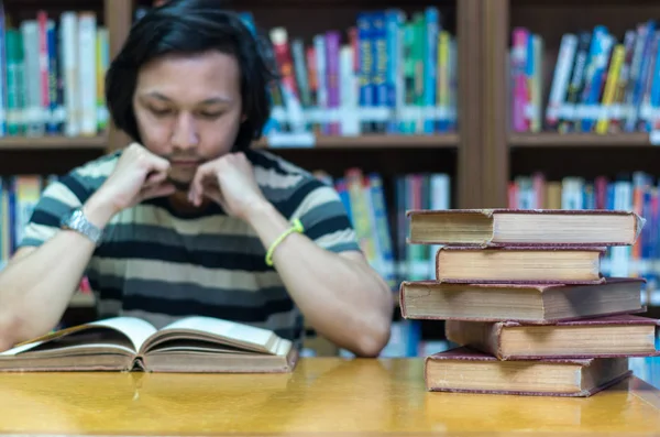 Man reading book in library — Stock Photo, Image