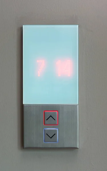 방향으로 왔다 갔다 엘리베이터 버튼 — 스톡 사진