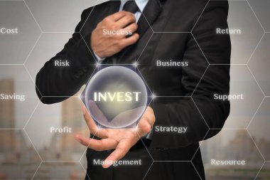 İşadamı Haritayı el duruş ile günümüze kadar 