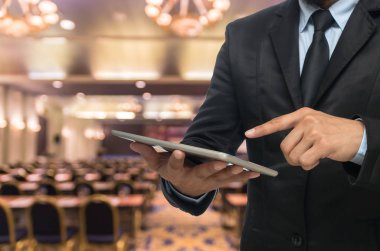 işadamı tablet kullanma 