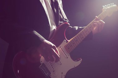Gitar çalan müzisyen 