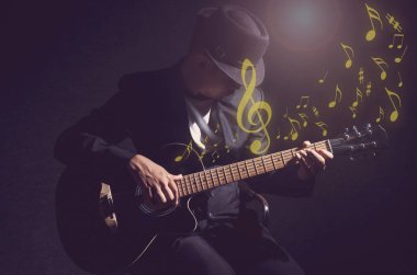 Gitar çalan müzisyen 