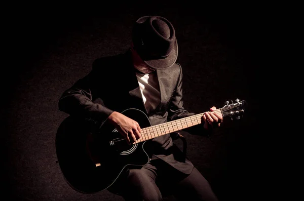 Muzyk grający na gitarze — Zdjęcie stockowe