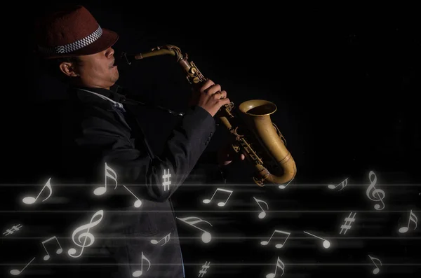Hráč na saxofon v tmavém pozadí — Stock fotografie