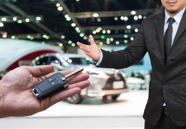 Man hand geven auto sleutel afstandsbediening — Stockfoto