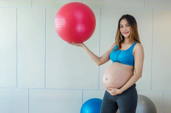 Asian Pregnant female doing exercise — Stock Photo, Image