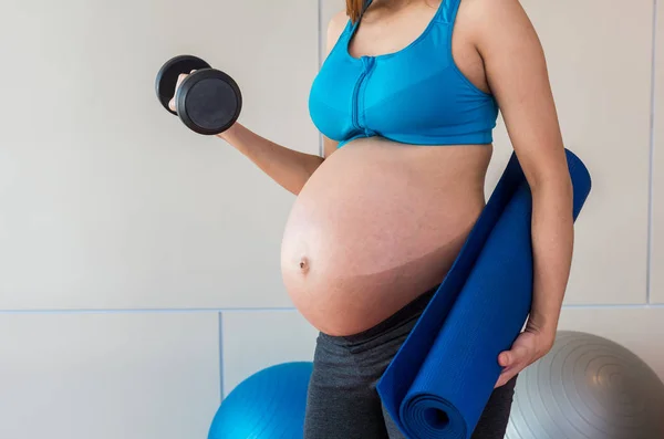 Pregnant female doing exercise — Stock Photo, Image