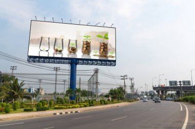 Altın sikke gösterilen billboard