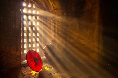 Genç Budist rahip uyuyor 