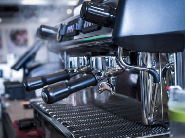 Kahve makinesi espresso yapıyor. 