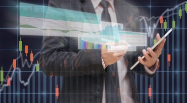 Grafik ticaret tablet gösterildiği kullanarak iş adamı 