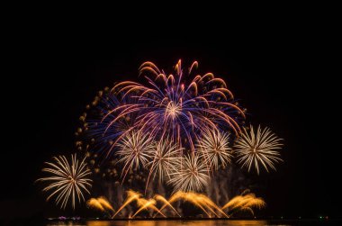 Çok renkli havai fişek kutlama