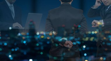  İş adamı grubu ayakta ve çalışma 