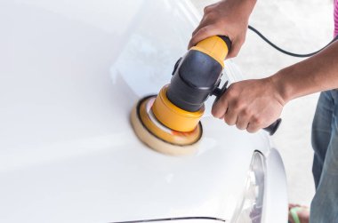 Yansıması ile beyaz araba parlatma