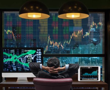 Borsa arayan oturan işadamı tarafına geri 