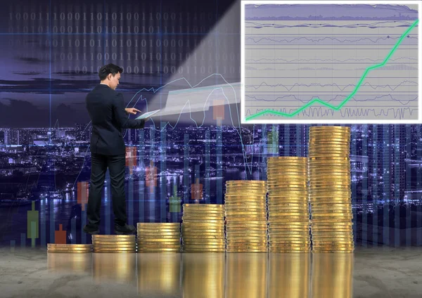 Asiatiska affärsman stående över stacken av guldmynt och usin — Stockfoto