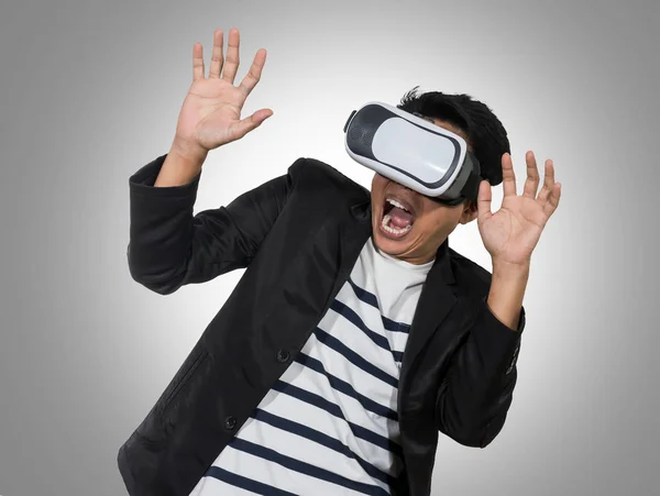 Asiatique homme portant la réalité virtuelle — Photo