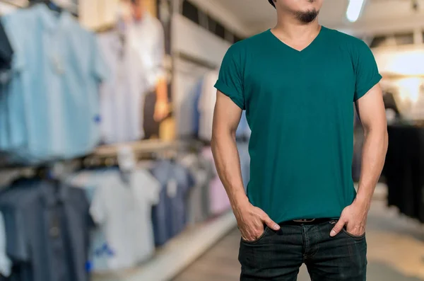 Homem vestindo camiseta em branco — Fotografia de Stock