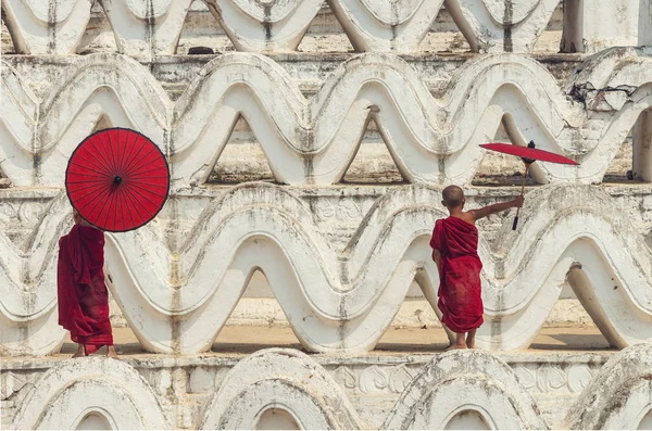 Two young monks — Stock Photo, Image