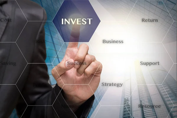 Podnikatel se dotknete ikony Invest — Stock fotografie