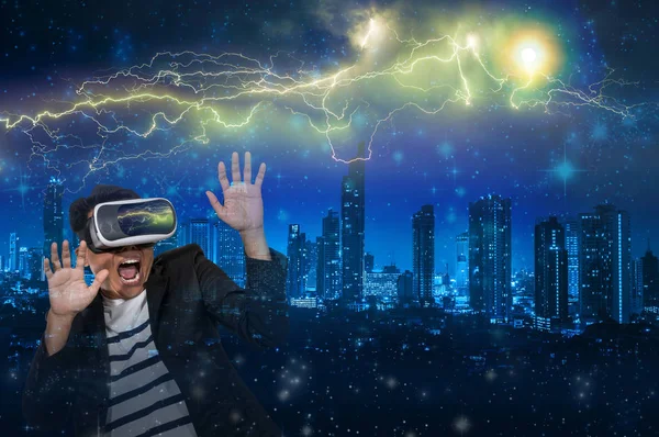 Ázsiai ember visel a virtuális valóság — Stock Fotó