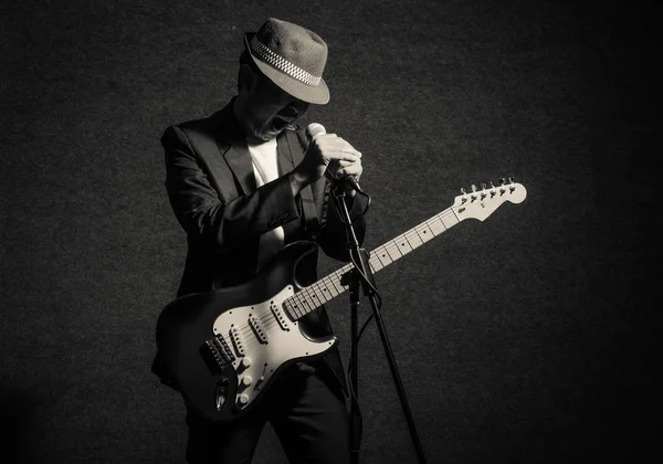 Músico tocando guitarra — Fotografia de Stock