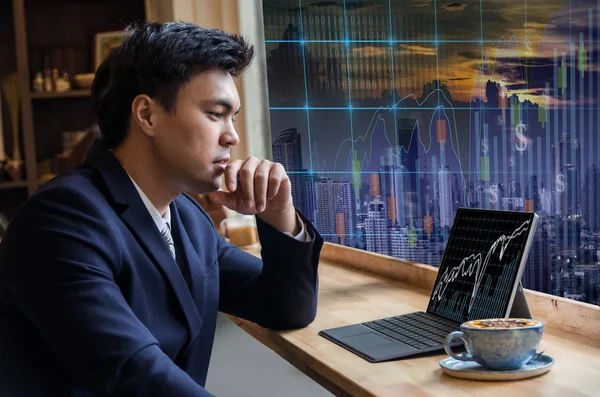 Azjatycki biznes biznesmen siedzi i przy użyciu komputera — Zdjęcie stockowe