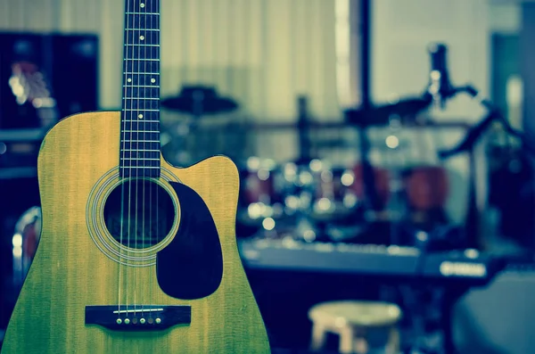 Chitarra su sfondo banda musicale — Foto Stock