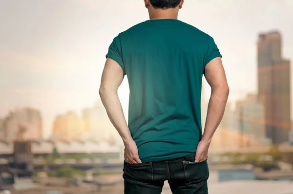 Człowiek ubrany t-shirt puste — Zdjęcie stockowe