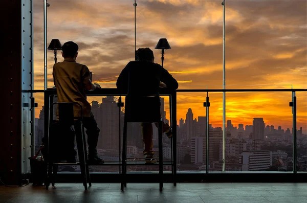 Silhouetten van mannen werken op werkplek — Stockfoto