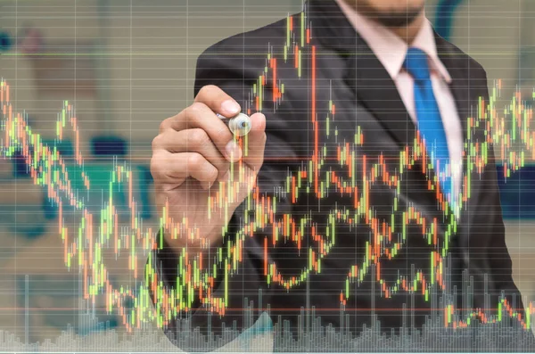 Geschäftsmann zeichnet die Aktienkurve — Stockfoto