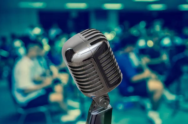 Microfone retro sobre foto borrada — Fotografia de Stock