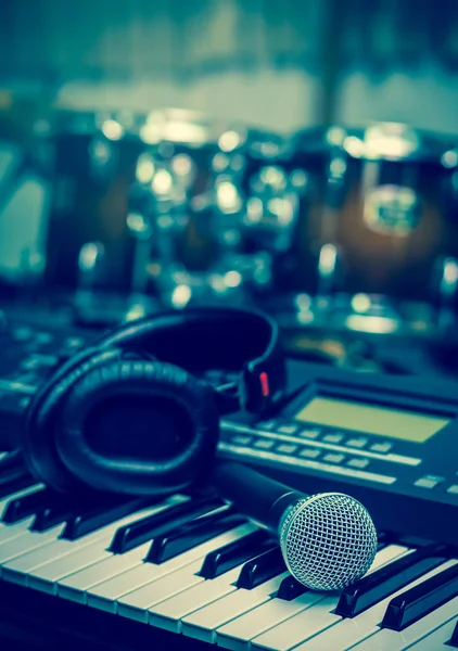 Microphone on music keyboard — Stock Photo, Image