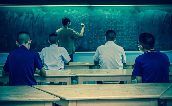 Profesores estudiantes de enseñanza — Foto de Stock