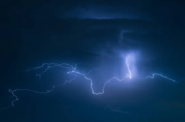 Truenos relámpagos y tormenta en el cielo —  Fotos de Stock