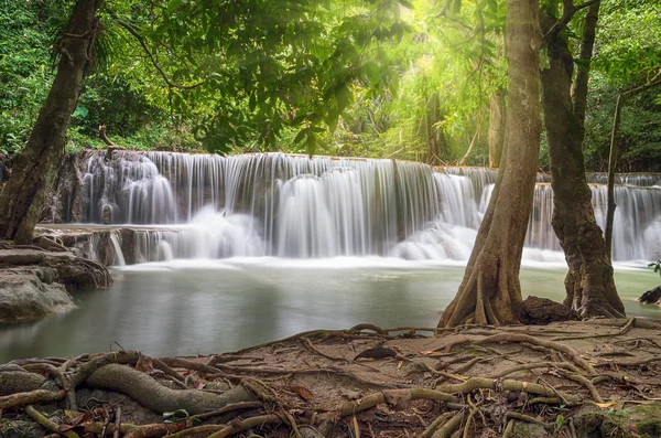 Bela cachoeira na floresta profunda — Fotografia de Stock