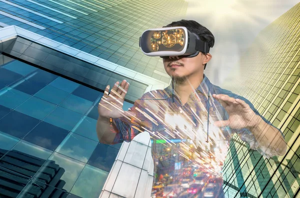 Aziatische man met virtuele realiteit — Stockfoto
