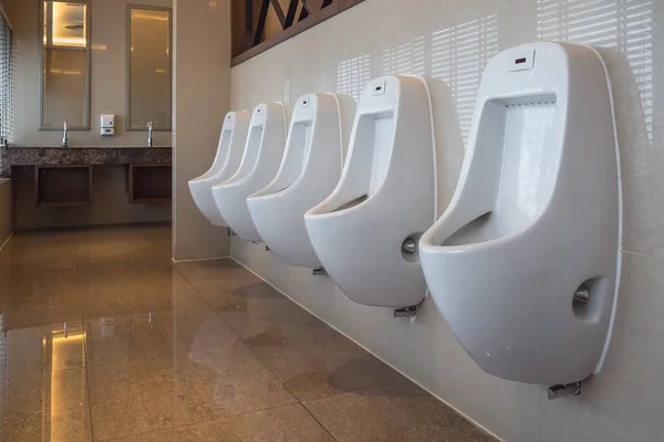 Fila de Urinario en baño masculino — Foto de Stock