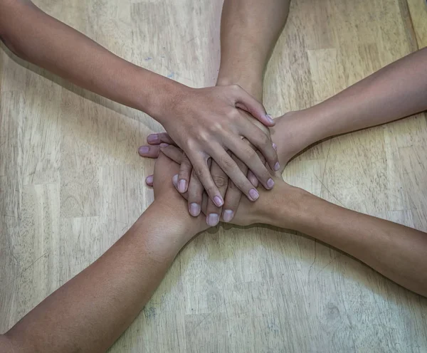 Χέρια ομάδα togetherover των ξύλινων — Φωτογραφία Αρχείου