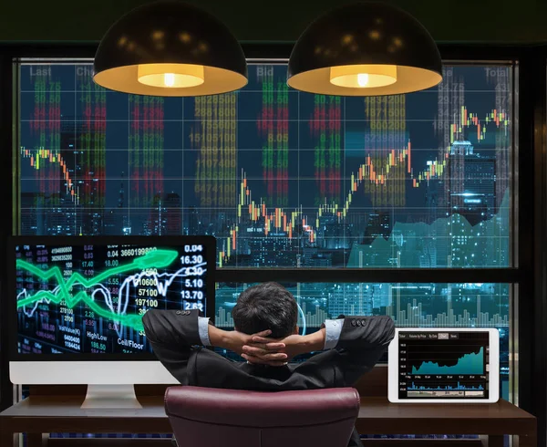 Zadní strana sedací podnikatel, který se dívá na akciovém trhu — Stock fotografie