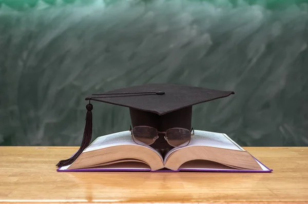 Capa de graduação com glasse — Fotografia de Stock