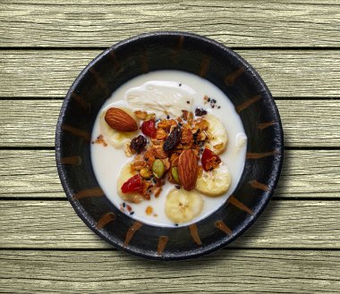 pişmiş granola ve çilek 