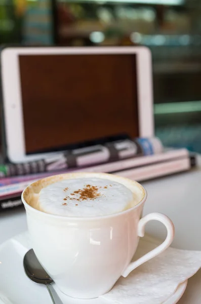 Ceașcă de cafea pe fundal mașină — Fotografie, imagine de stoc