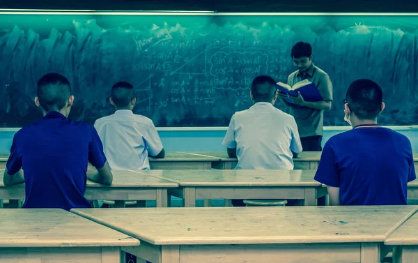 Lectura y enseñanza del profesor a los estudiantes — Foto de Stock