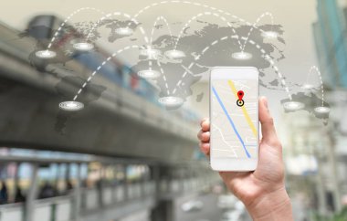 bir akıllı telefon tutan eller 