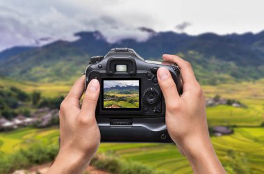 Kamerayı tutan eller 