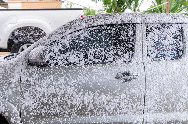 Nettoyage de la voiture avec mousse — Photo