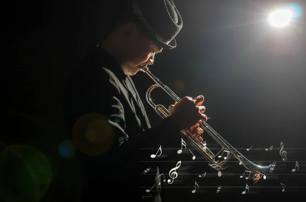トランペットを吹く音楽家 — ストック写真